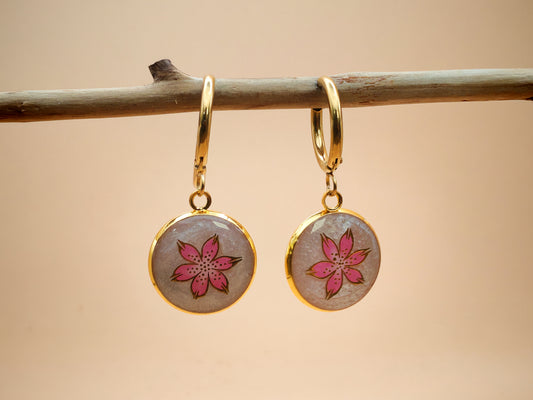 Boucles d’oreilles – Fleur nacrée aux éclats rosés