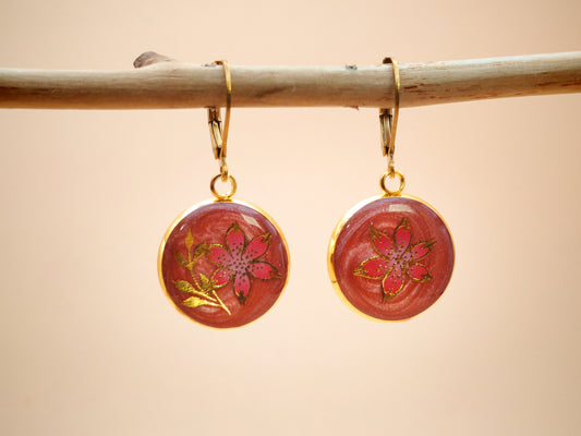 Boucles d’oreilles dormeuses – Fleur rubis dorée