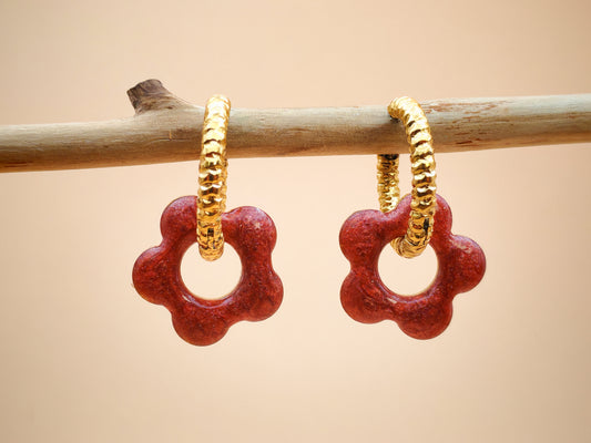 Boucles d’oreilles – Fleur éclat rubis sur anneau doré