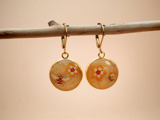 Boucles d’oreilles – Abeille et fleurs en éclats de pollen