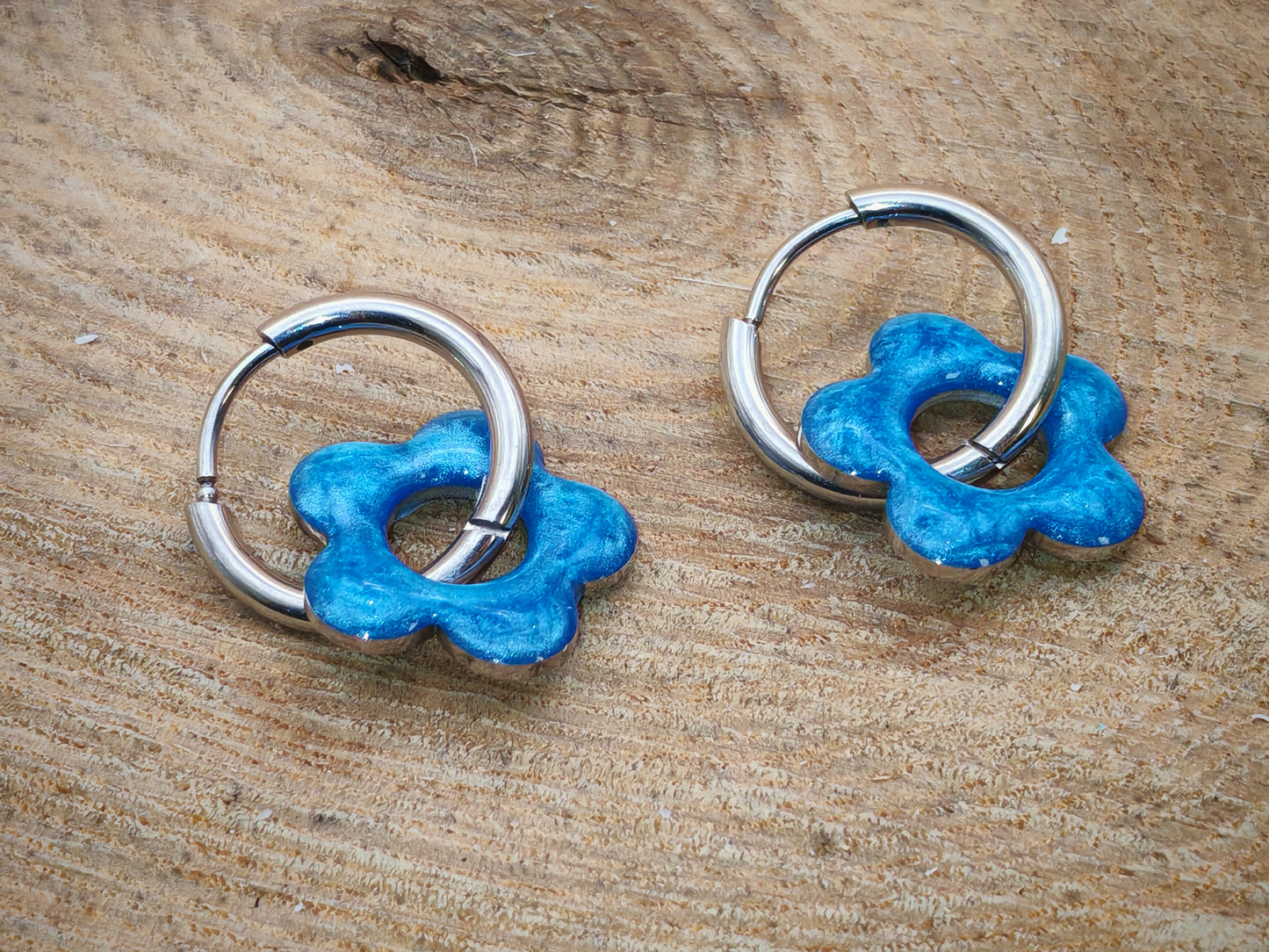 Boucles d'oreilles – Fleur céleste aux reflets argentés