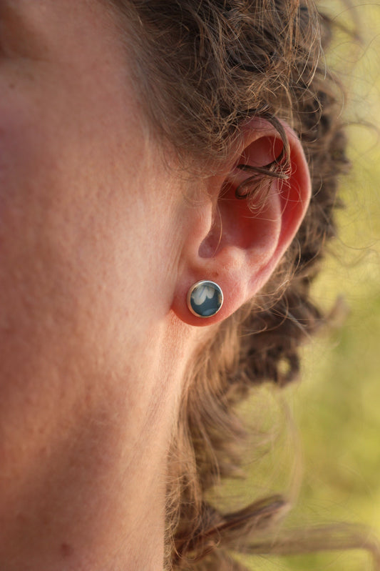 Clous d'oreille, acier inoxydable, cabochon de 8mm de diamètre en résine sur imprimé triangle, motif asymétrique, fait main
