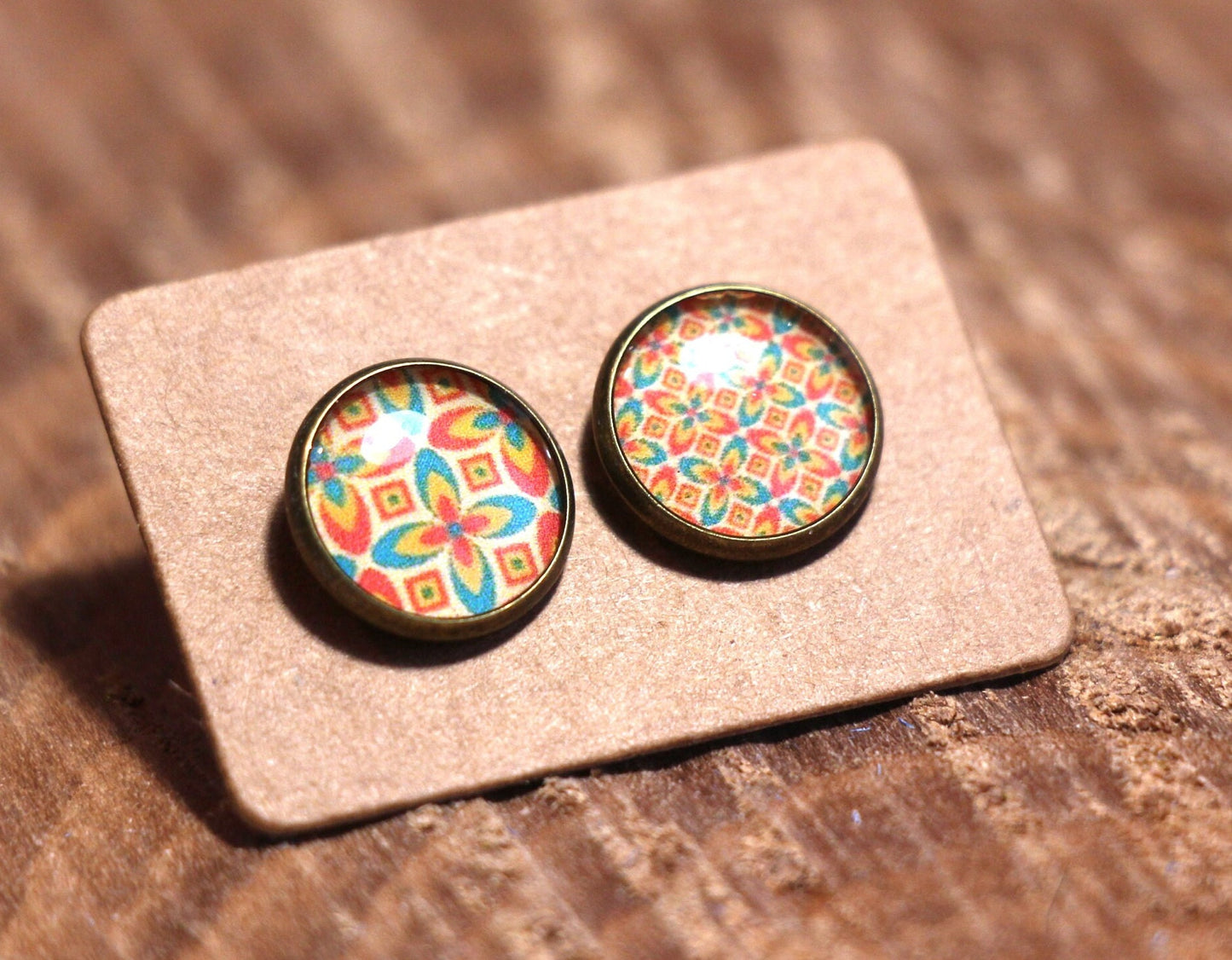 Clous d'oreille, cabochon de 10mm de diamètre en résine sur imprimé, motif asymétrique, fait main