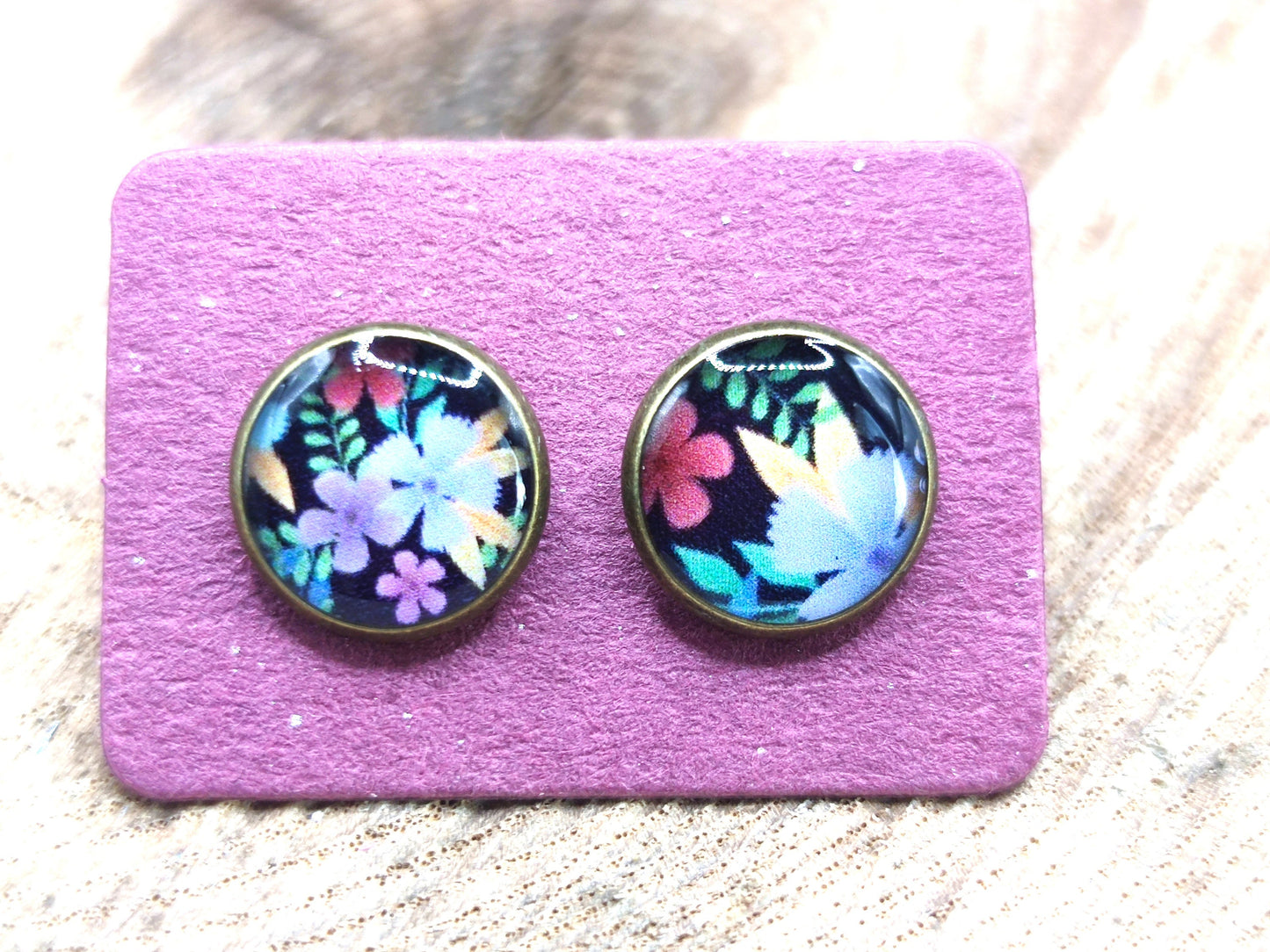 Clous d'oreille, cabochon de 10mm de diamètre en résine sur imprimé, motif asymétrique, fait main