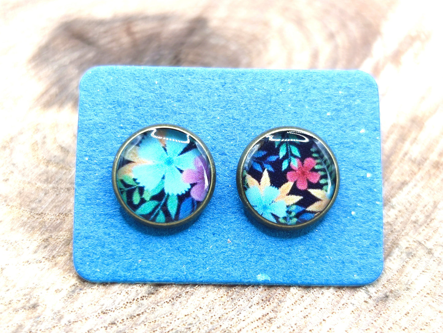 Clous d'oreille, cabochon de 10mm de diamètre en résine sur imprimé, motif asymétrique, fait main