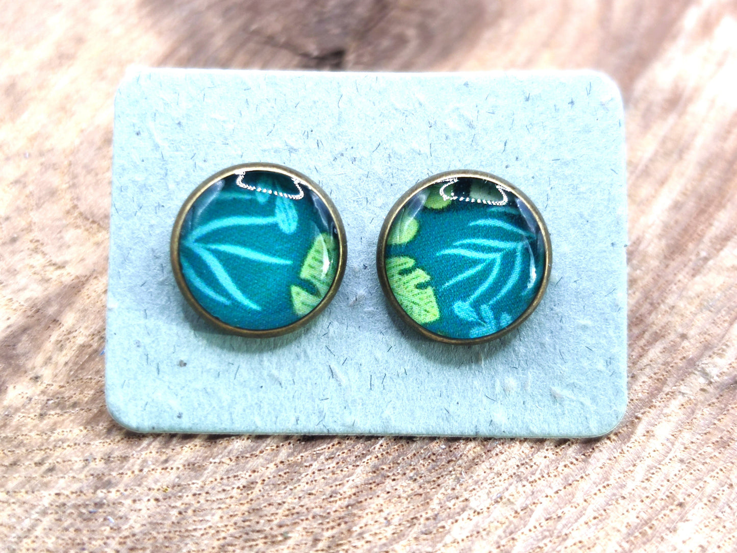Clous d'oreille, cabochon de 10mm de diamètre en résine sur imprimé, motif asymétrique, fait main