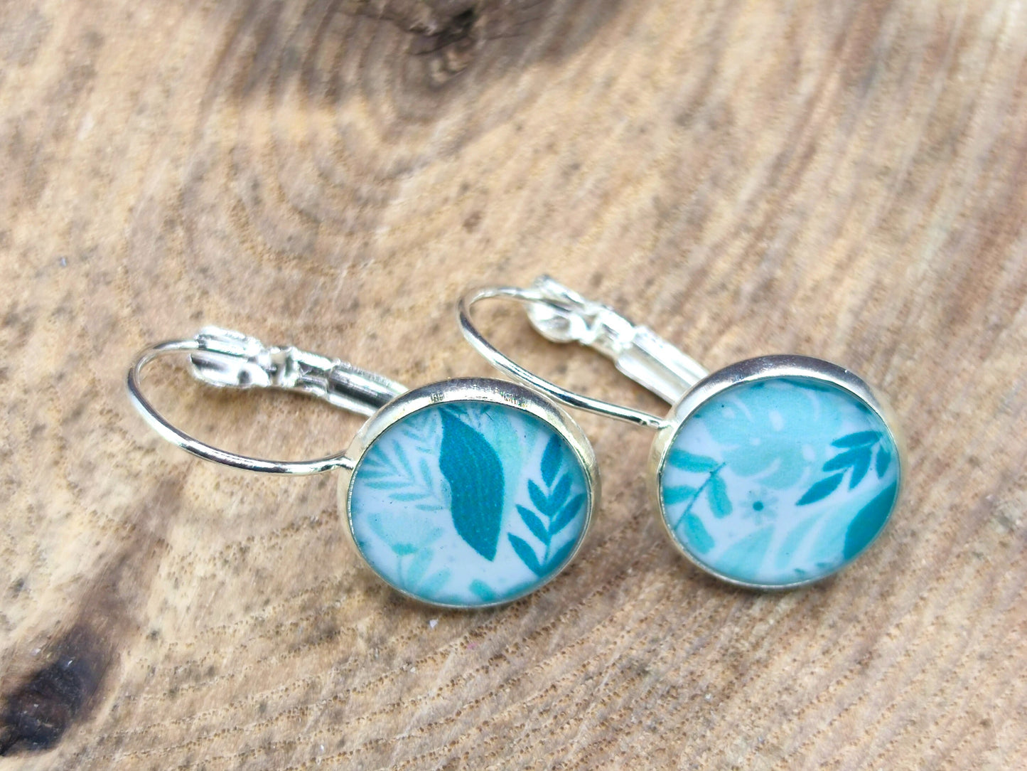 Boucles d'oreille de 12mm de diamètre en résine sur imprimé, motif asymétrique, fait main