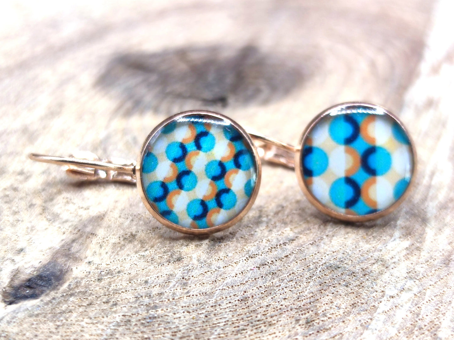Boucles d'oreille de 12mm de diamètre en résine sur imprimé, motif asymétrique, fait main