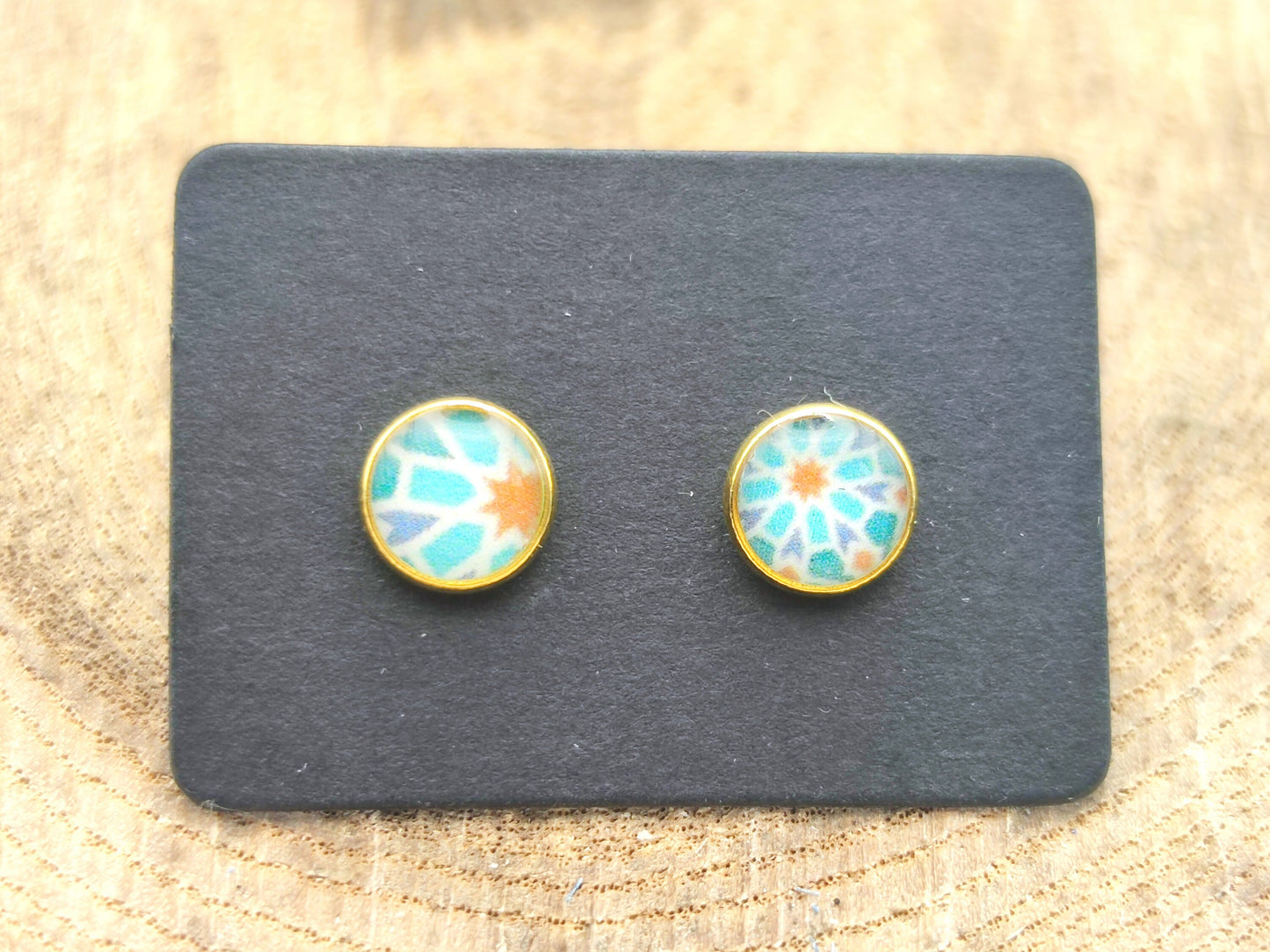 Clous d'oreille, cabochon de 6mm de diamètre en résine sur imprimé, fait main