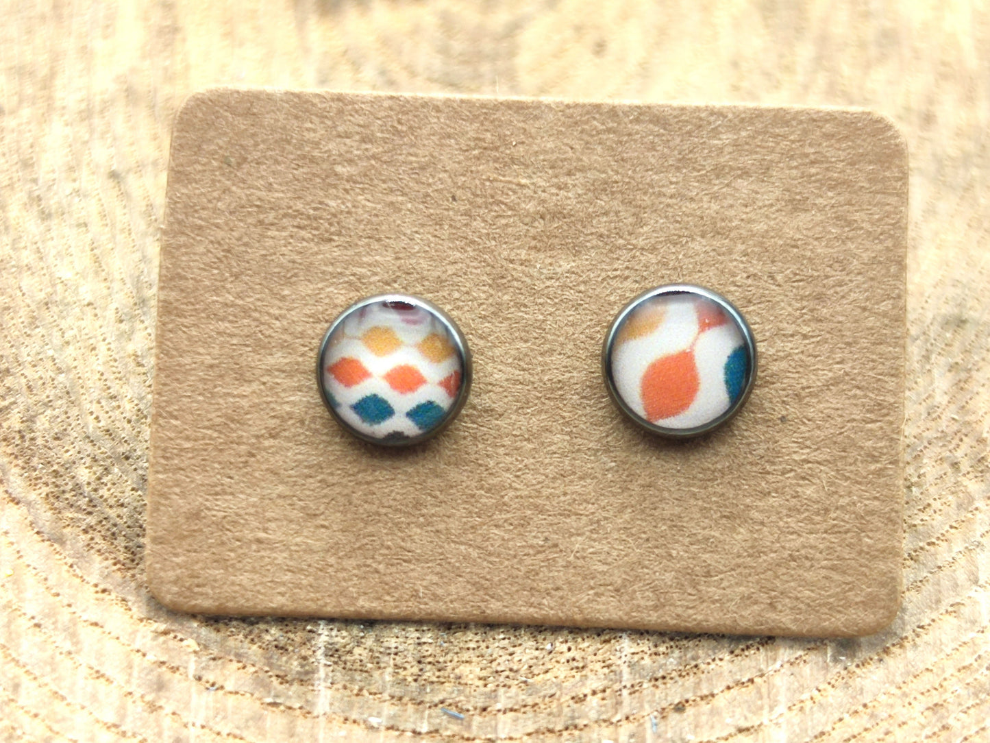 Clous d'oreille, acier inoxydable, cabochon de 6mm de diamètre en résine sur imprimé, motif asymétrique, fait main