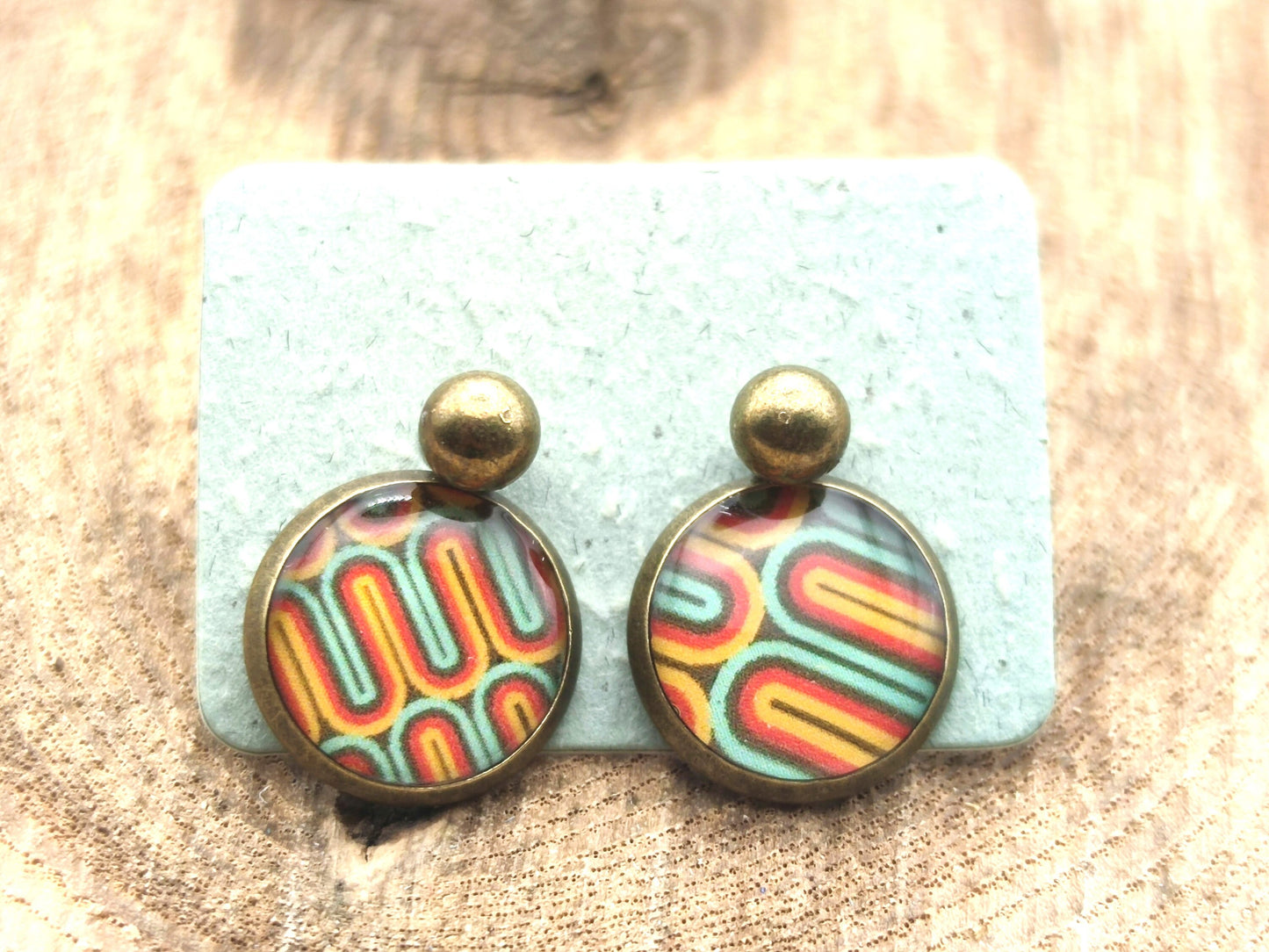 Puce d'oreille de 12mm de diamètre en résine sur imprimé, motif asymétrique, fait main