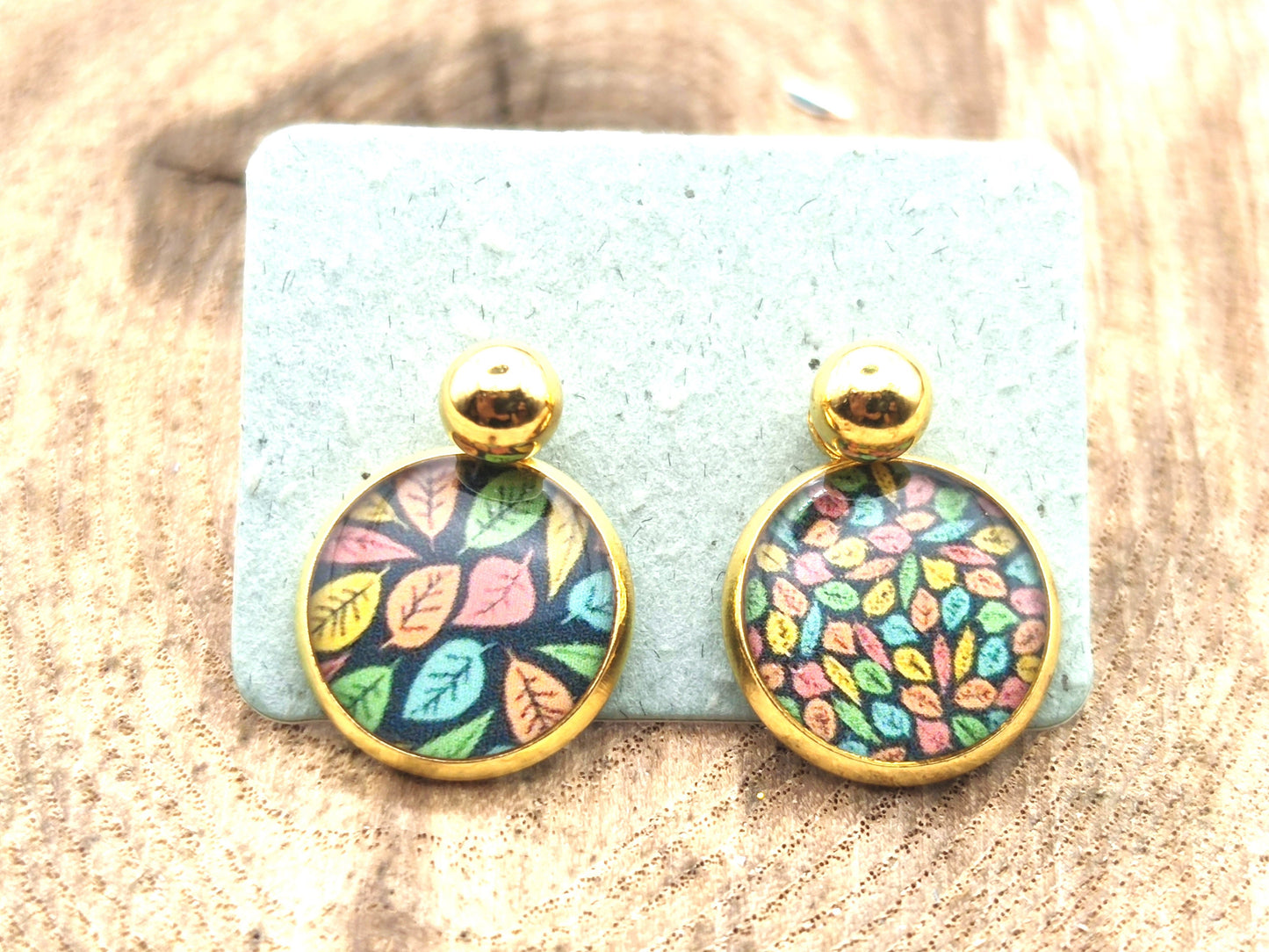 Puce d'oreille de 12mm de diamètre en résine sur imprimé, motif asymétrique, fait main