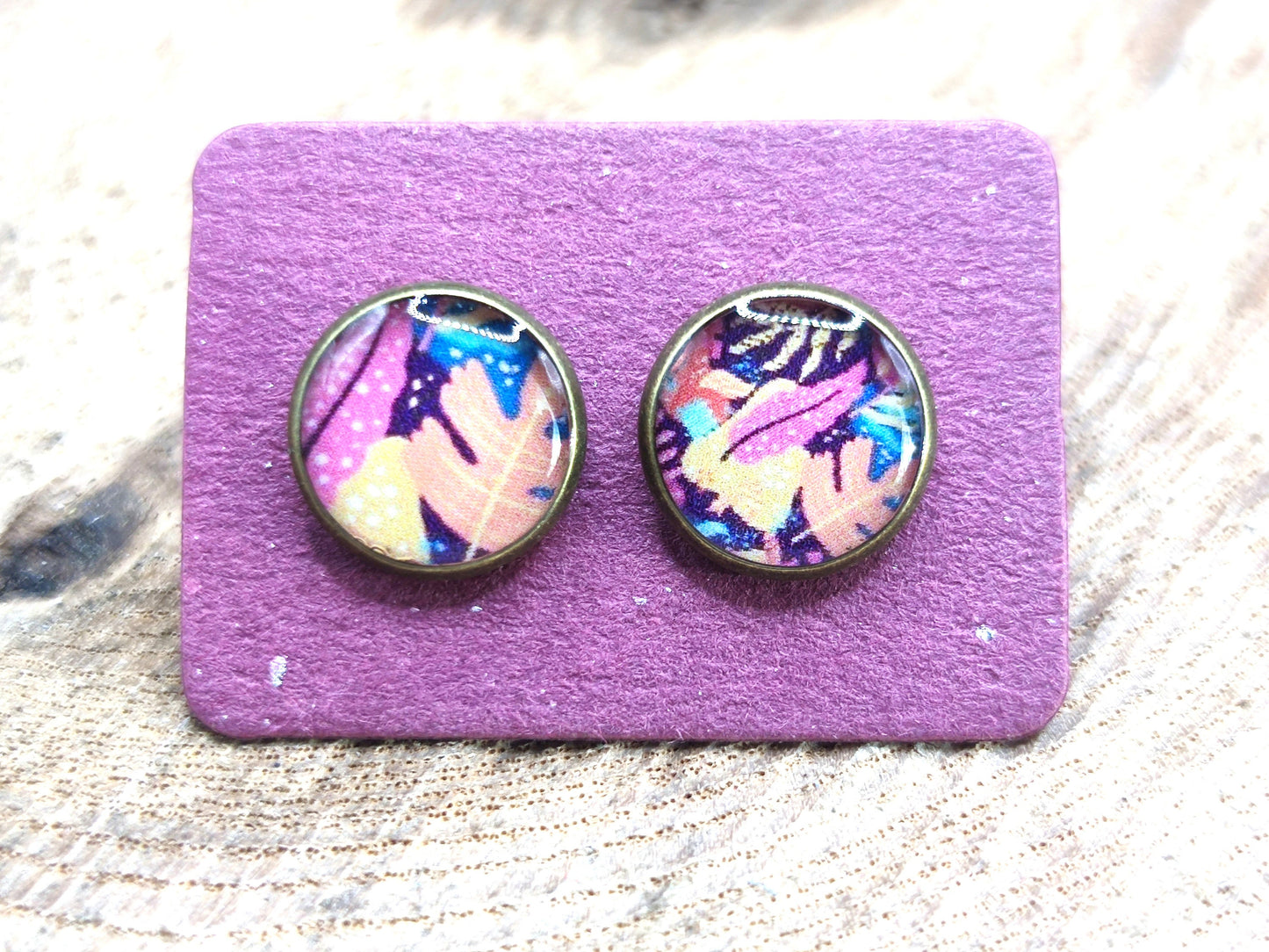 Clous d'oreille, cabochon de 10mm de diamètre en résine sur imprimé, motif asymétrique, fait main