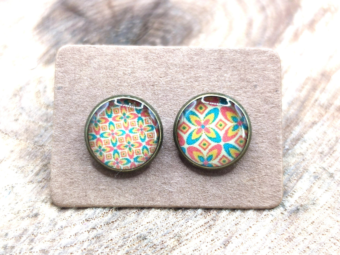 Clous d'oreille, cabochon de 10mm de diamètre en résine sur imprimé, motif asymétrique, fait main