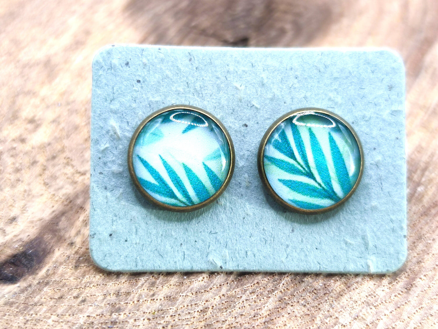 Clous d'oreille, cabochon de 10mm de diamètre en résine sur imprimé, motif asymétrique, fait main