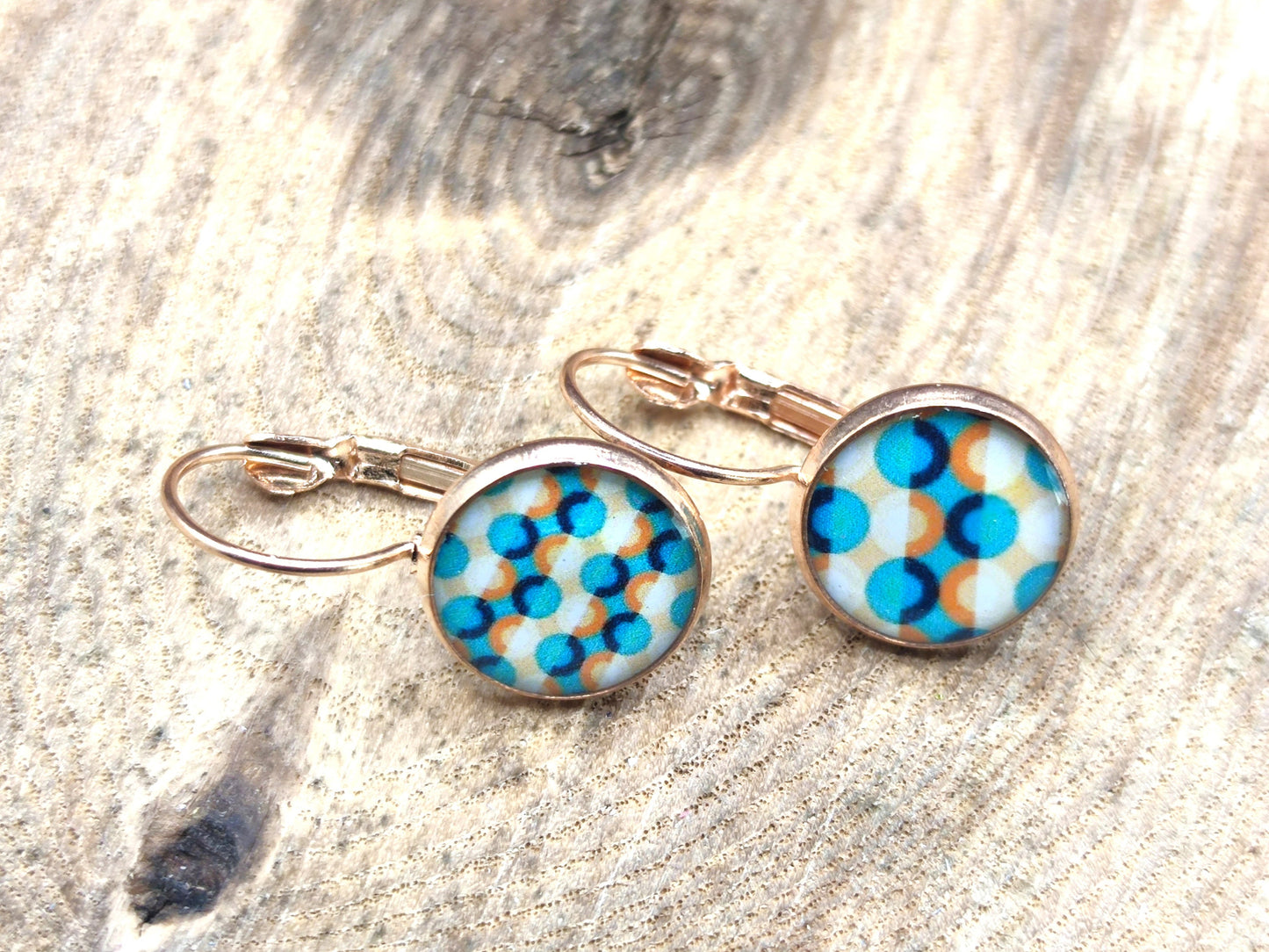 Boucles d'oreille de 12mm de diamètre en résine sur imprimé, motif asymétrique, fait main