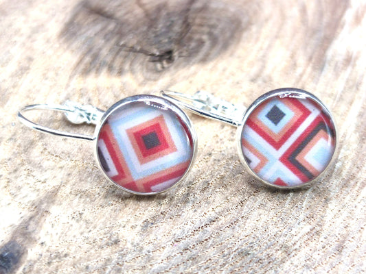 Boucles d'oreille de 12mm de diamètre en résine sur imprimé, motif asymétrique, fait main