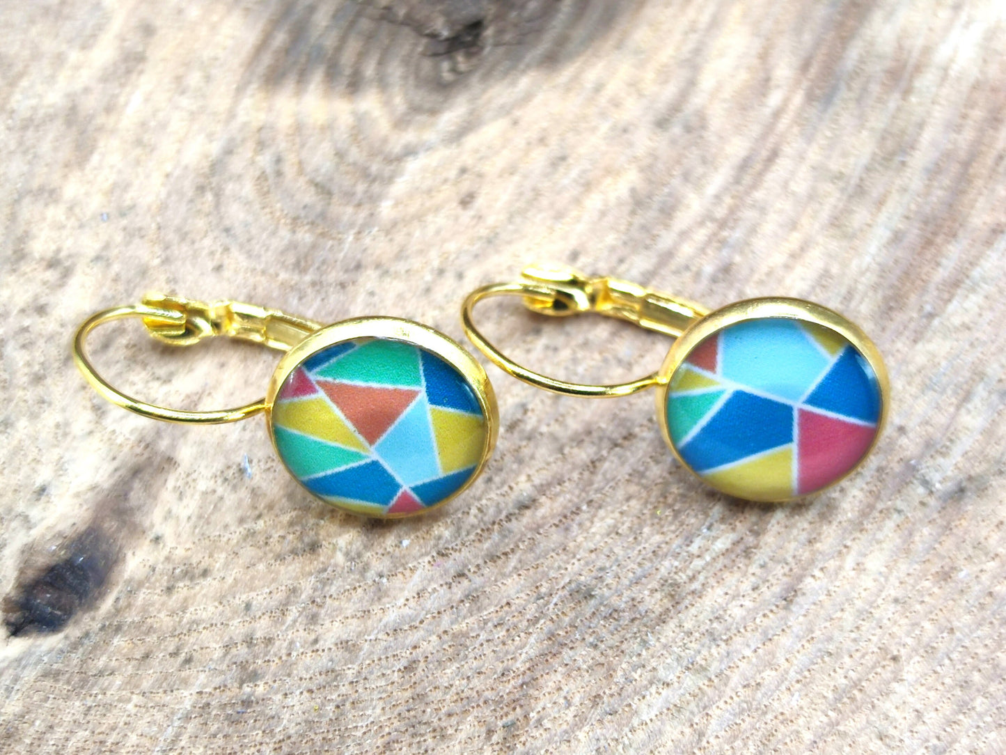 Boucles d'oreille de 12mm de diamètre en résine sur imprimé, motif asymétrique, fait main