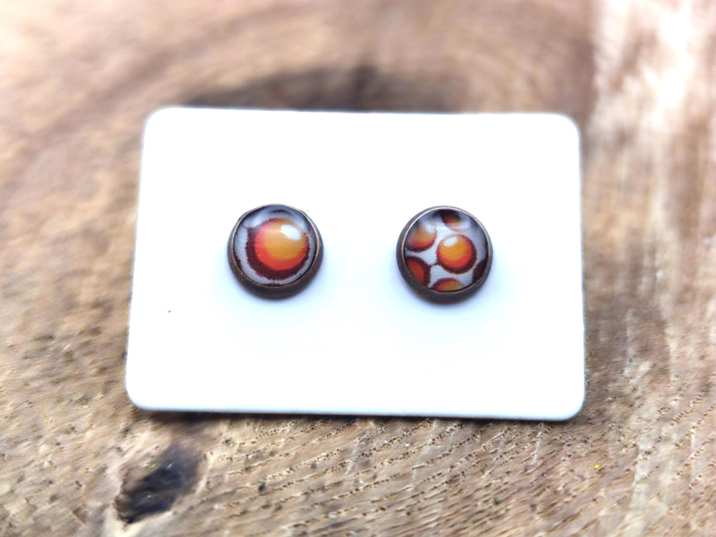 Clous d'oreille, laiton couleur cruivre, cabochon de 6mm de diamètre en résine sur imprimé, motif asymétrique, fait main