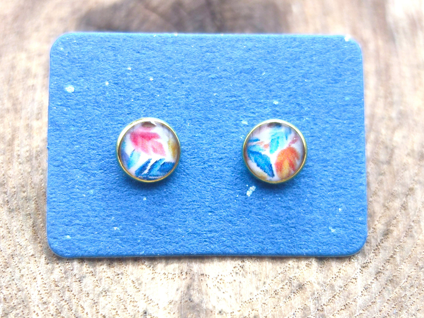 Clous d'oreille, acier inoxydable, cabochon de 6mm de diamètre en résine sur imprimé, motif asymétrique, fait main
