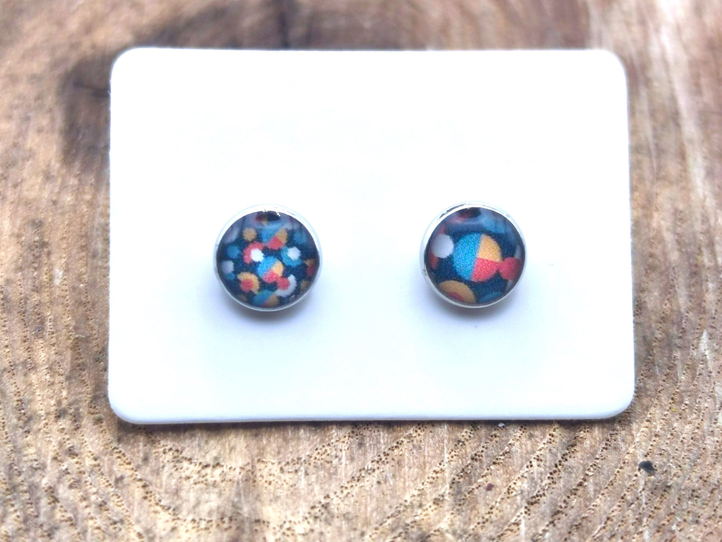 Clous d'oreille, acier inoxydable, cabochon de 6mm de diamètre en résine sur imprimé, fait main