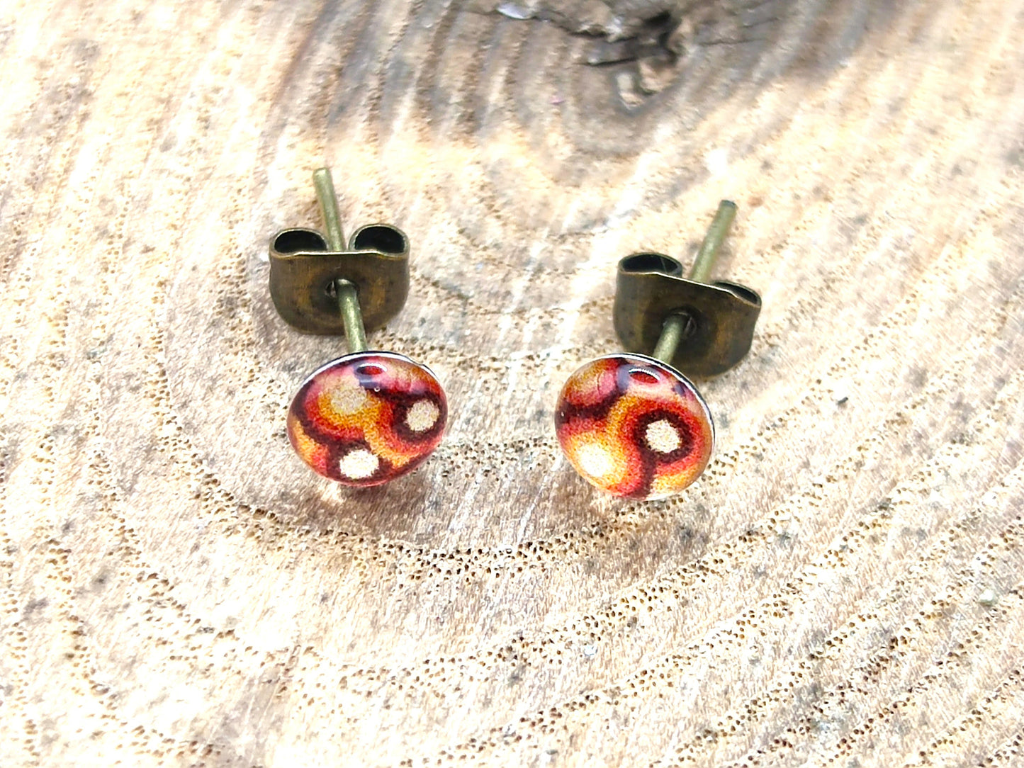 Clous d'oreille de 5mm de diamètre en résine sur imprimé, motif asymétrique, fait main