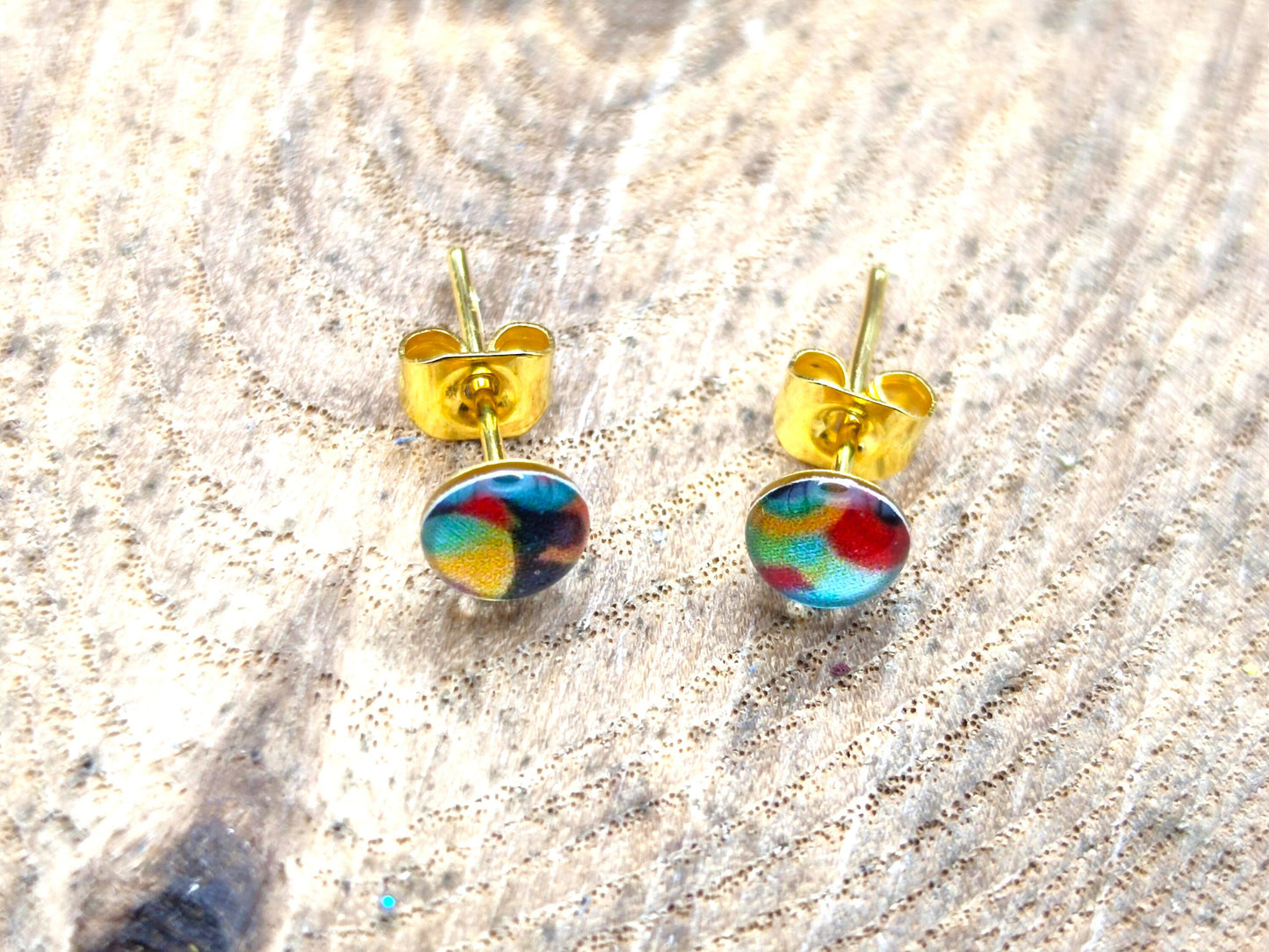 Clous d'oreille de 5mm de diamètre en résine sur imprimé, motif asymétrique, fait main