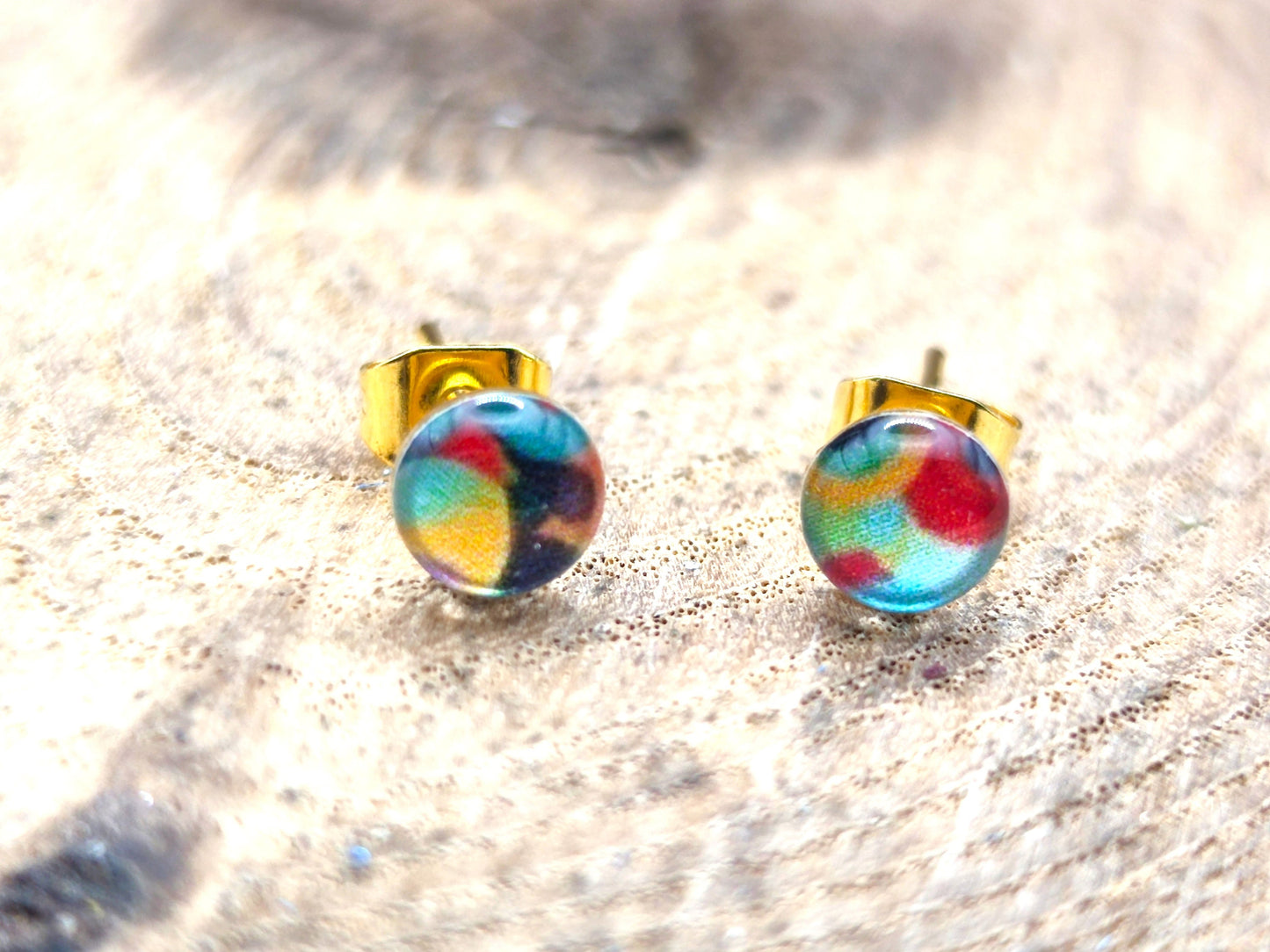 Clous d'oreille de 5mm de diamètre en résine sur imprimé, motif asymétrique, fait main