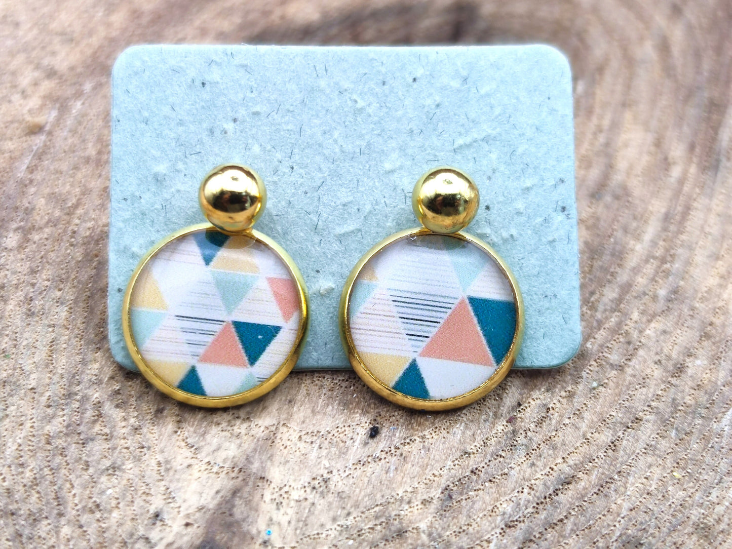 Puce d'oreille de 12mm de diamètre en résine sur imprimé, motif asymétrique, fait main