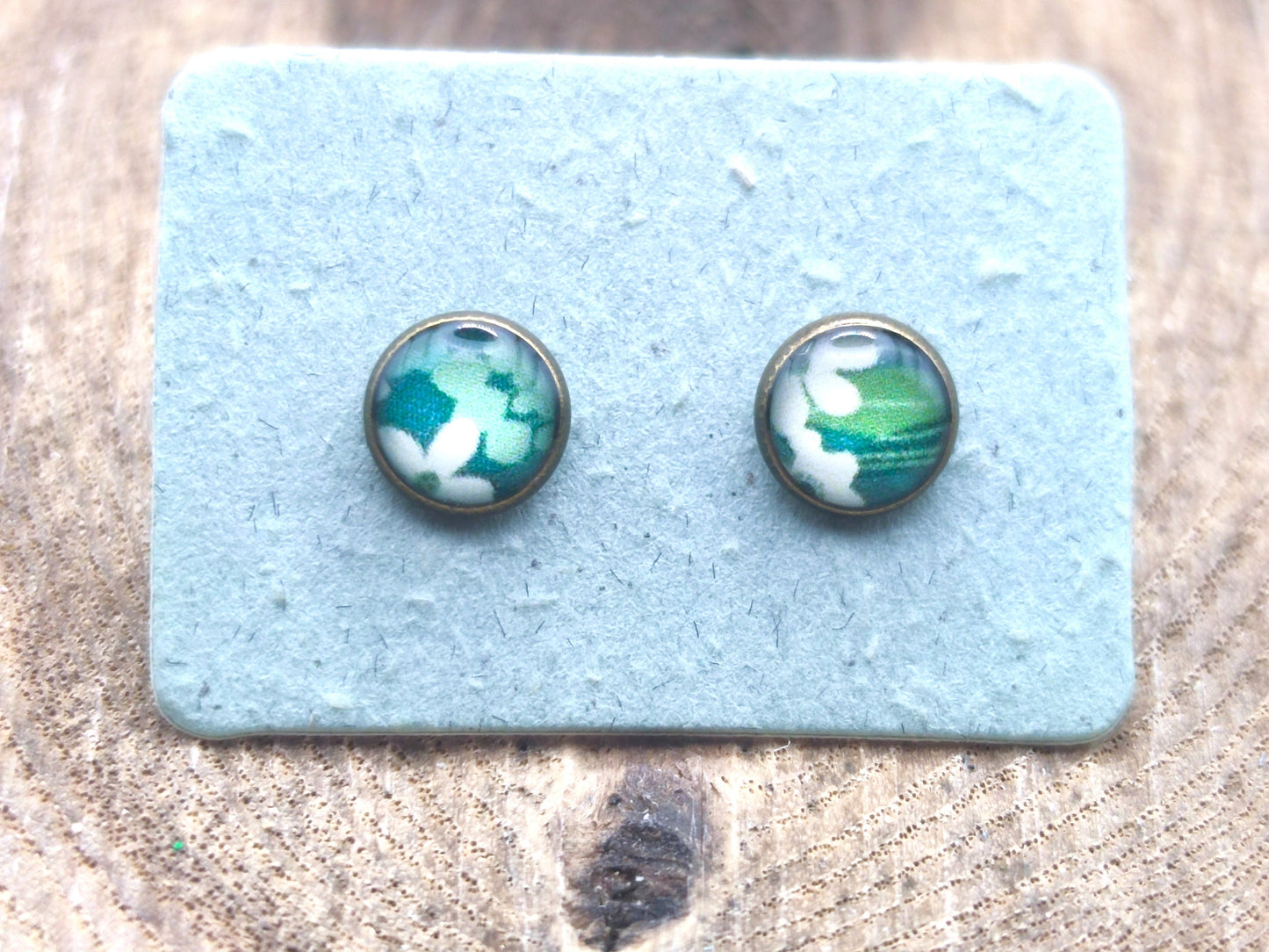 Clous d'oreille, laiton couleur bronze, cabochon de 6mm de diamètre en résine sur imprimé, motif asymétrique, fait main