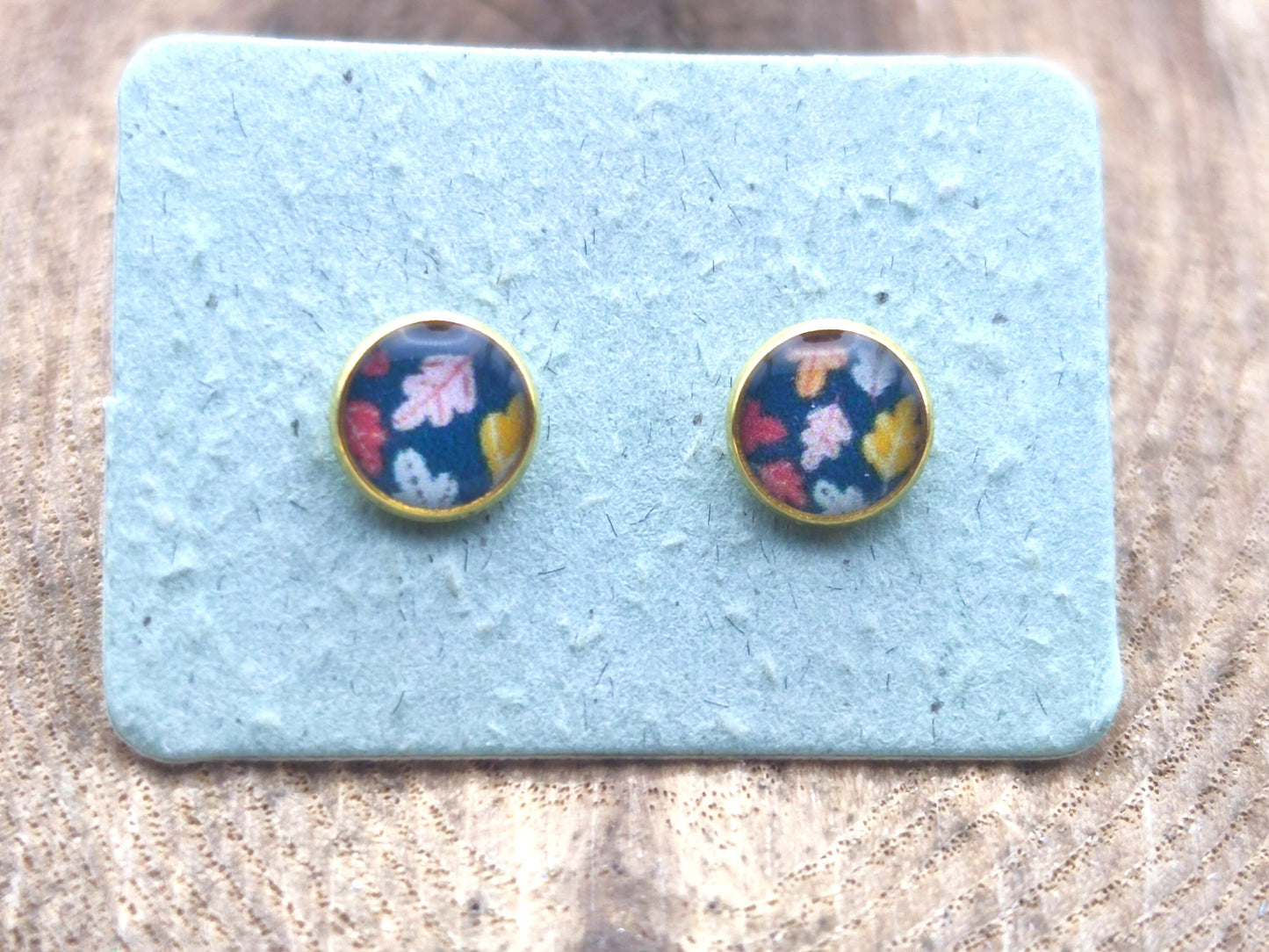 Clous d'oreille, acier inoxydable, cabochon de 6mm de diamètre en résine sur imprimé, motif asymétrique, fait main
