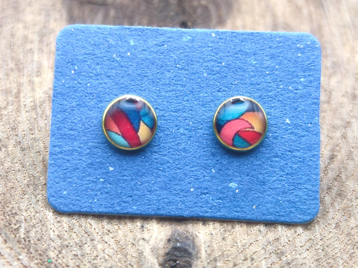 Clous d'oreille, acier inoxydable, cabochon de 6mm de diamètre en résine sur imprimé, motif asymétrique, fait main