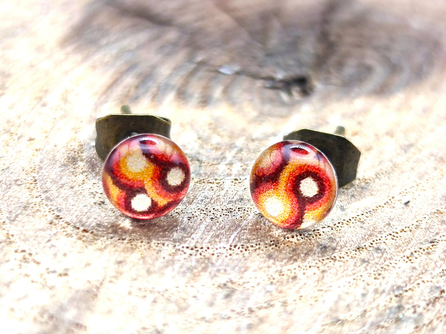 Clous d'oreille de 5mm de diamètre en résine sur imprimé, motif asymétrique, fait main