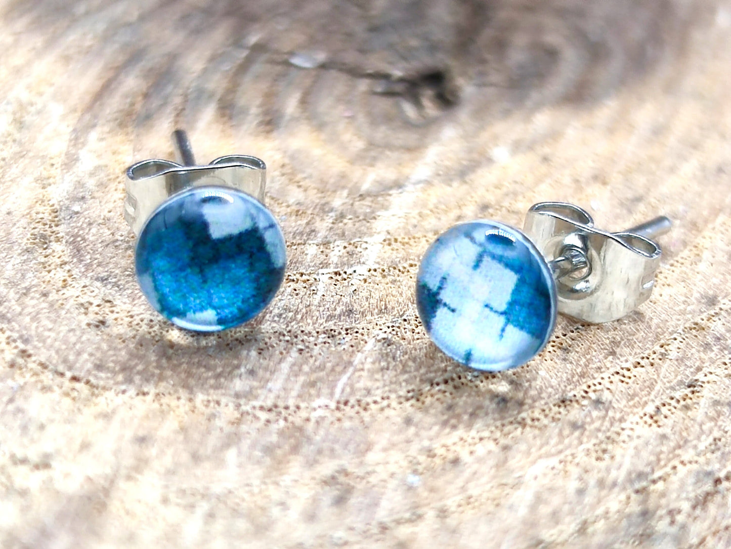 Clous d'oreille de 5mm de diamètre en résine sur imprimé, motif asymétrique, fait main