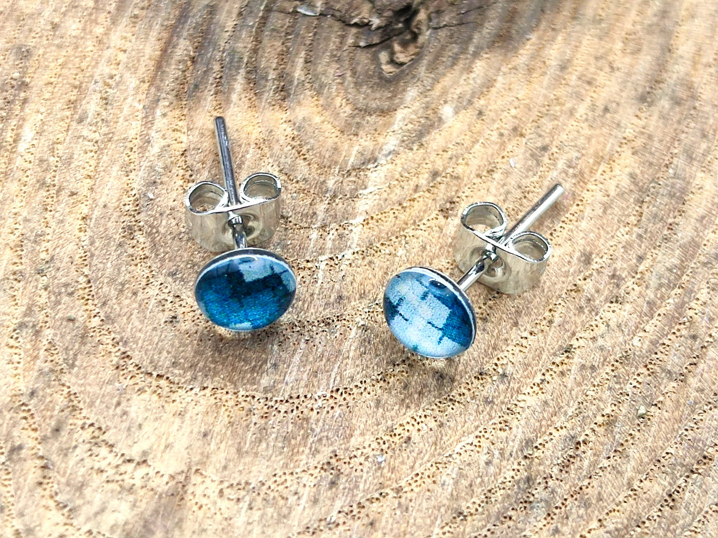 Clous d'oreille de 5mm de diamètre en résine sur imprimé, motif asymétrique, fait main