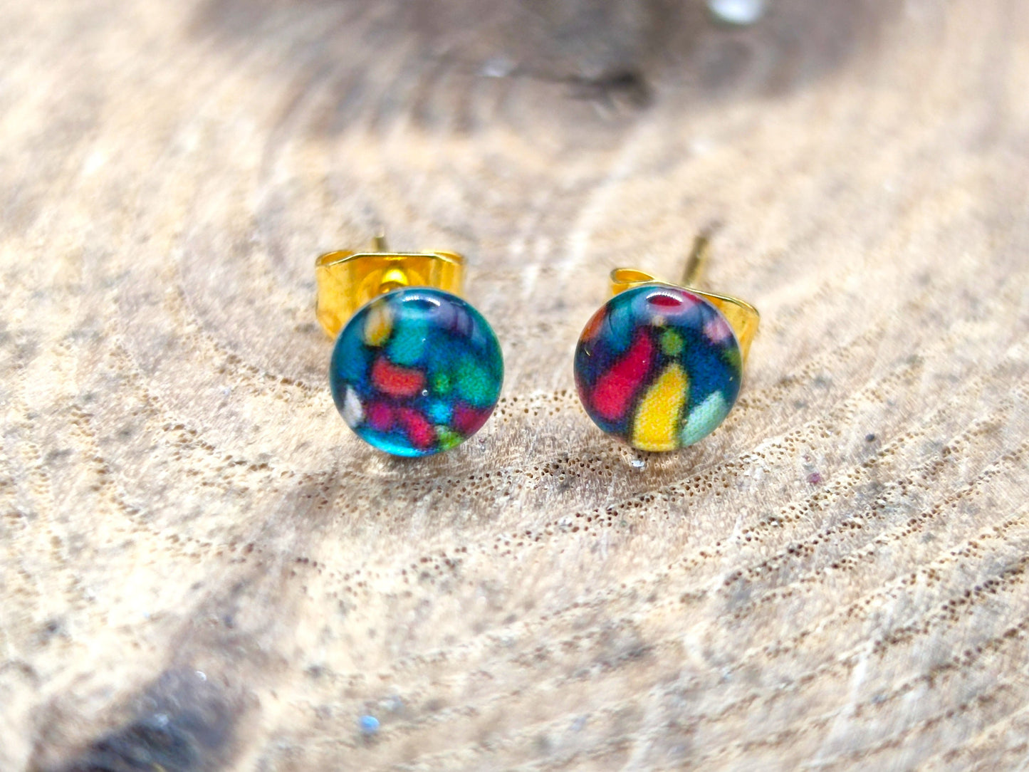 Clous d'oreille de 5mm de diamètre en résine sur imprimé, motif asymétrique, fait main
