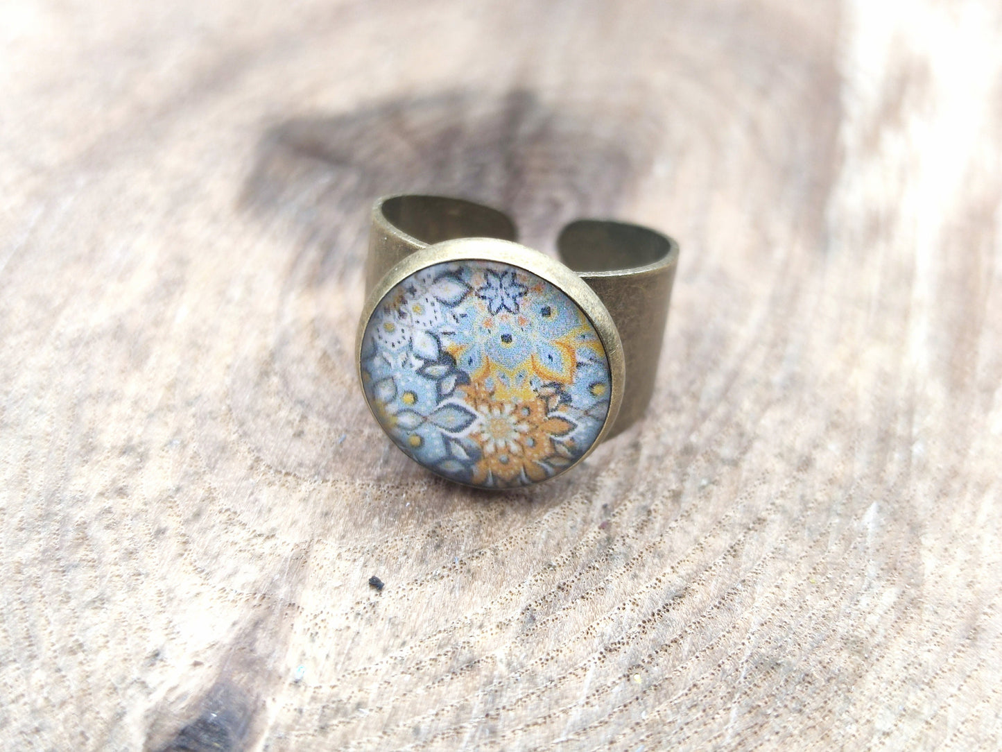 Bague, laiton couleur bronze, cabochon de 14 mm de diamètre en résine sur imprimé, fait main