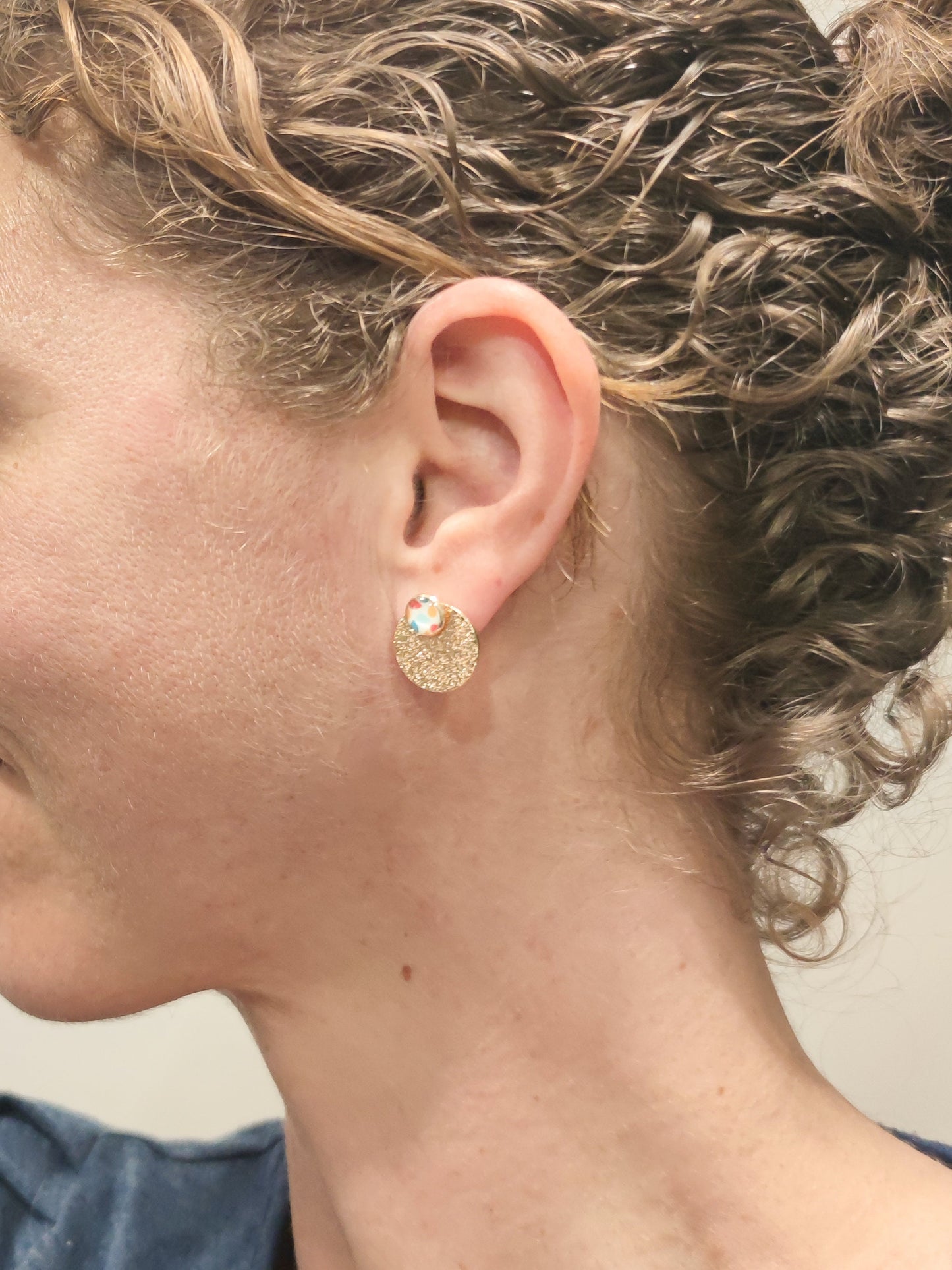 Clous d'oreille, cabochon de 6mm de diamètre en résine sur imprimé, motif asymétrique, fait main