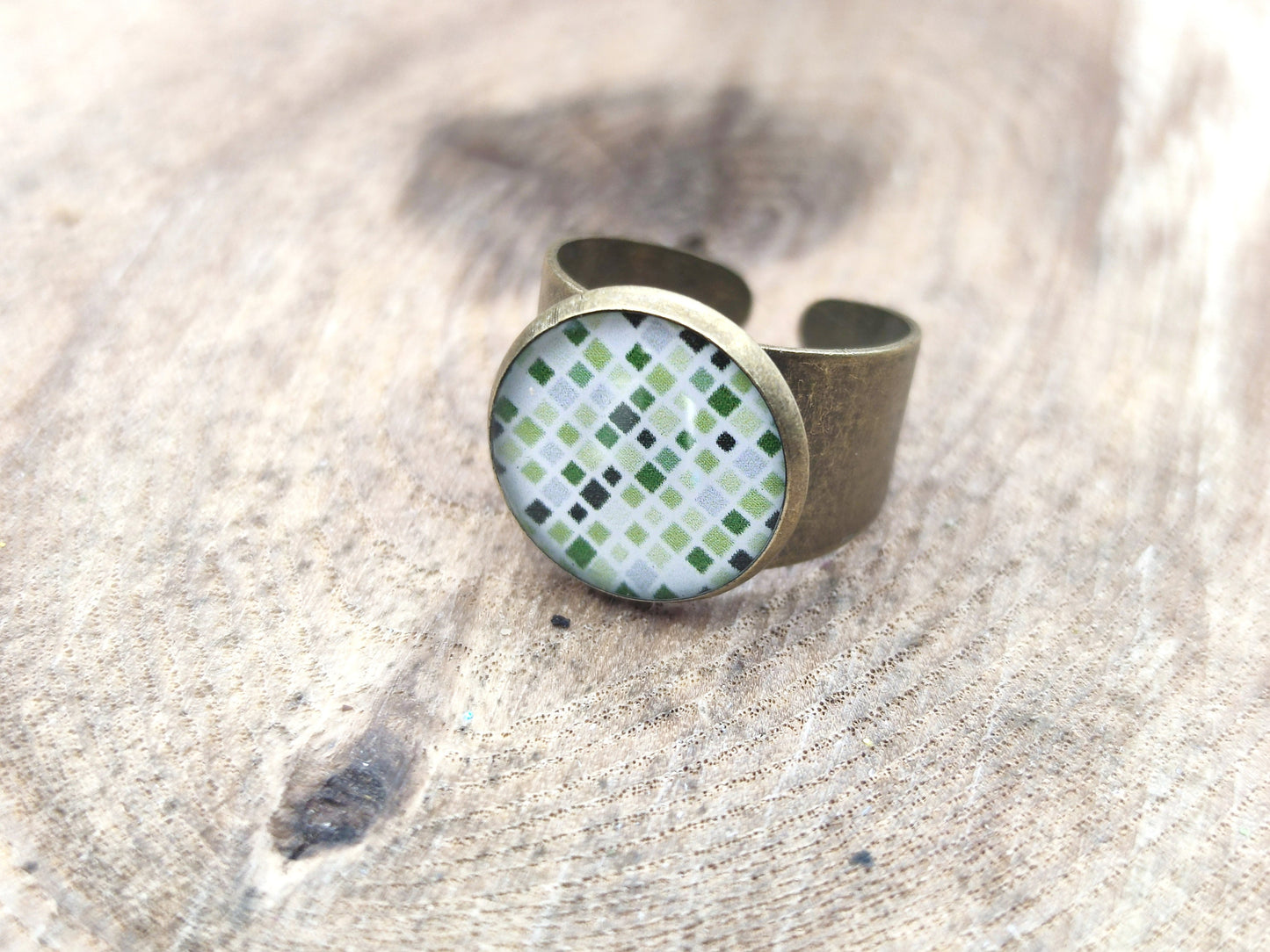 Bague, laiton couleur bronze, cabochon de 14 mm de diamètre en résine sur imprimé, fait main