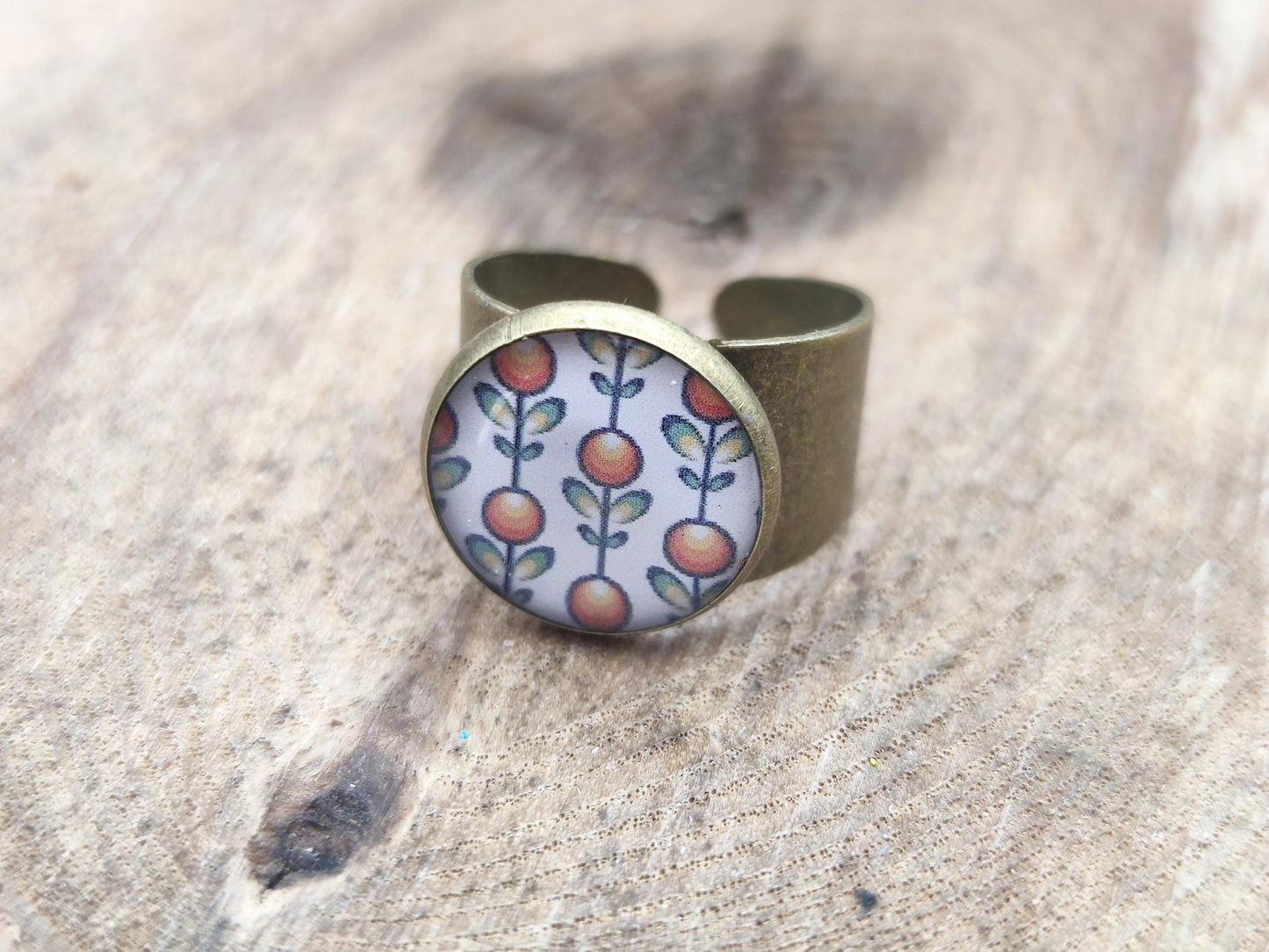 Bague, laiton couleur bronze, cabochon de 14 mm de diamètre en résine sur imprimé, fait main