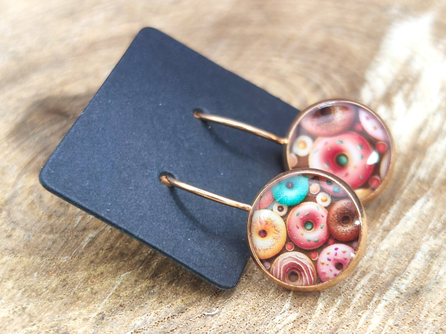 Boucles d'oreille de 12mm de diamètre en résine sur imprimé, motif asymétrique, fait main