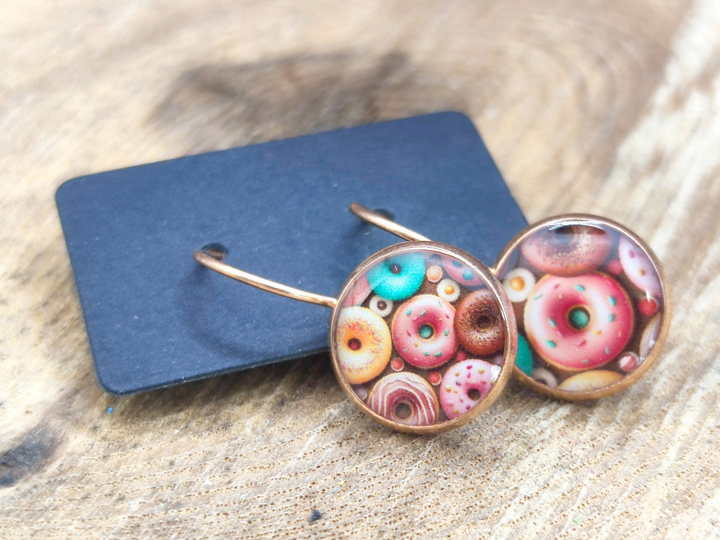 Boucles d'oreille de 12mm de diamètre en résine sur imprimé, motif asymétrique, fait main