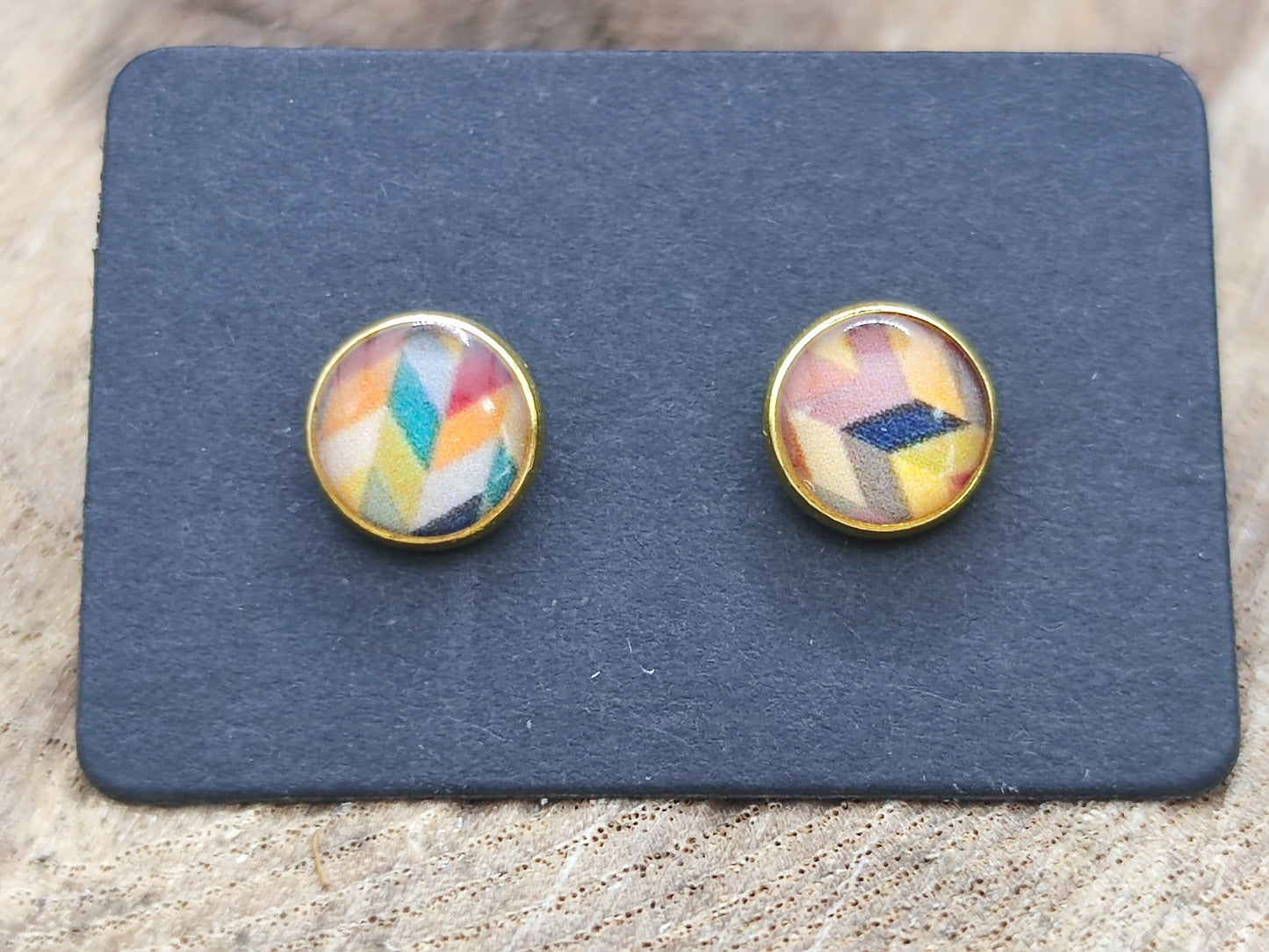 Clous d'oreille, acier inoxydable, cabochon de 6mm de diamètre en résine sur imprimé, motif asymétrique, fait main