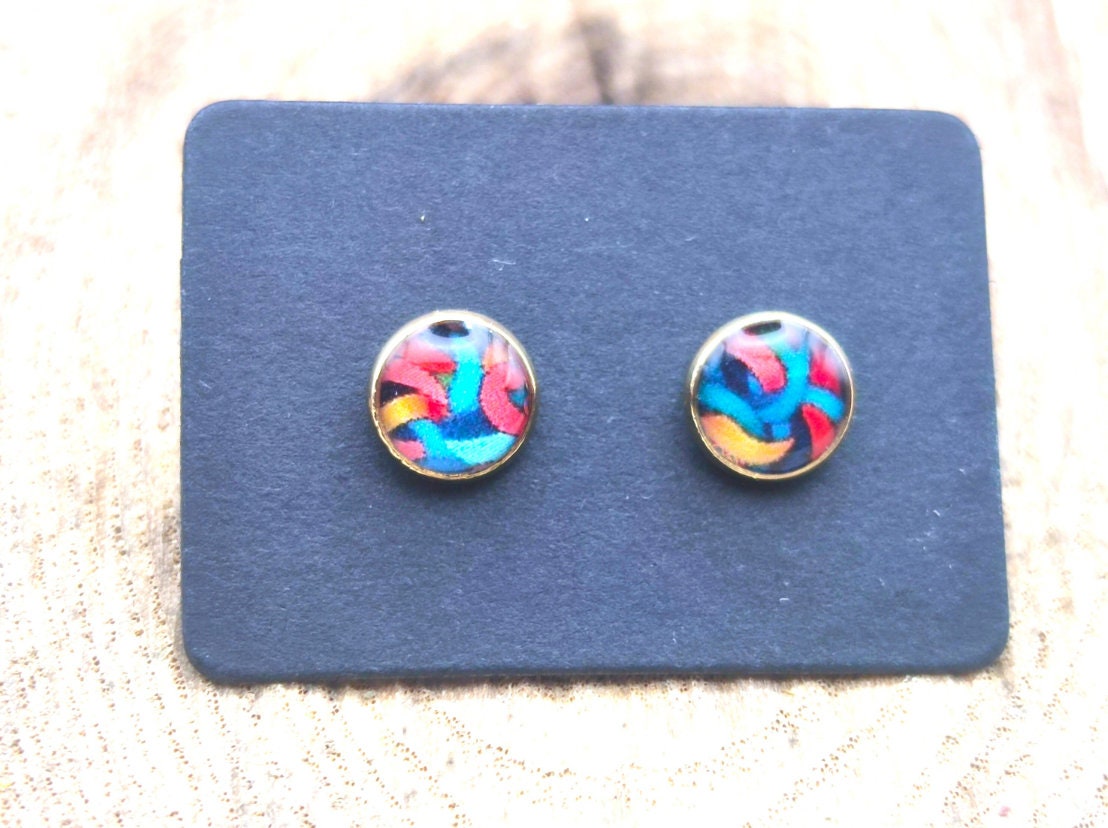 Clous d'oreille, acier inoxydable, cabochon de 6mm de diamètre en résine sur imprimé, motif asymétrique, fait main