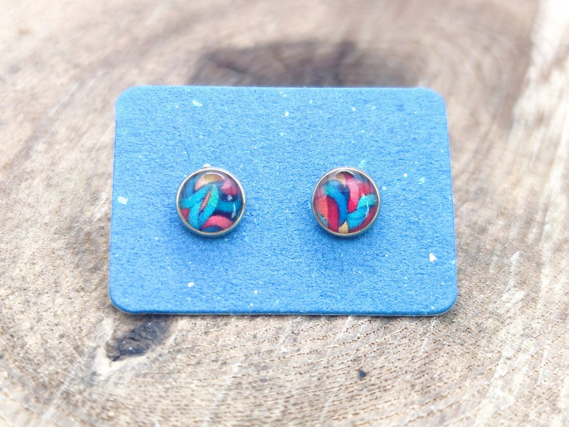 Clous d'oreille, acier inoxydable, cabochon de 6mm de diamètre en résine sur imprimé, motif asymétrique, fait main