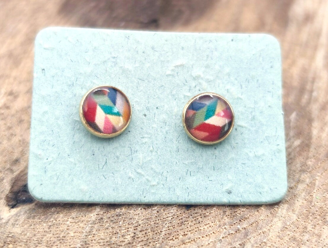 Clous d'oreille, acier inoxydable, cabochon de 6mm de diamètre en résine sur imprimé, motif asymétrique, fait main