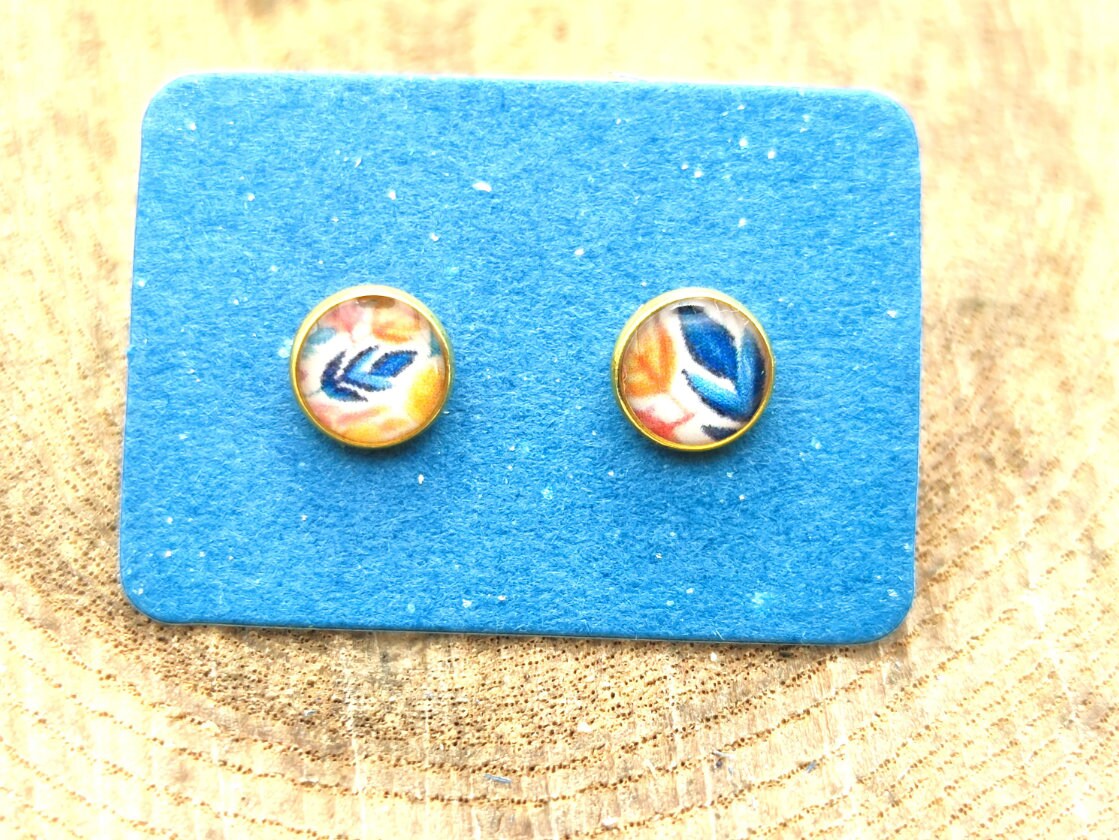 Clous d'oreille, acier inoxydable, cabochon de 6mm de diamètre en résine sur imprimé, motif asymétrique, fait main