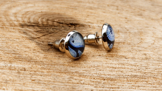 Clous d'oreille, cabochon de 8mm de diamètre en résine sur imprimé, motif asymétrique, fait main