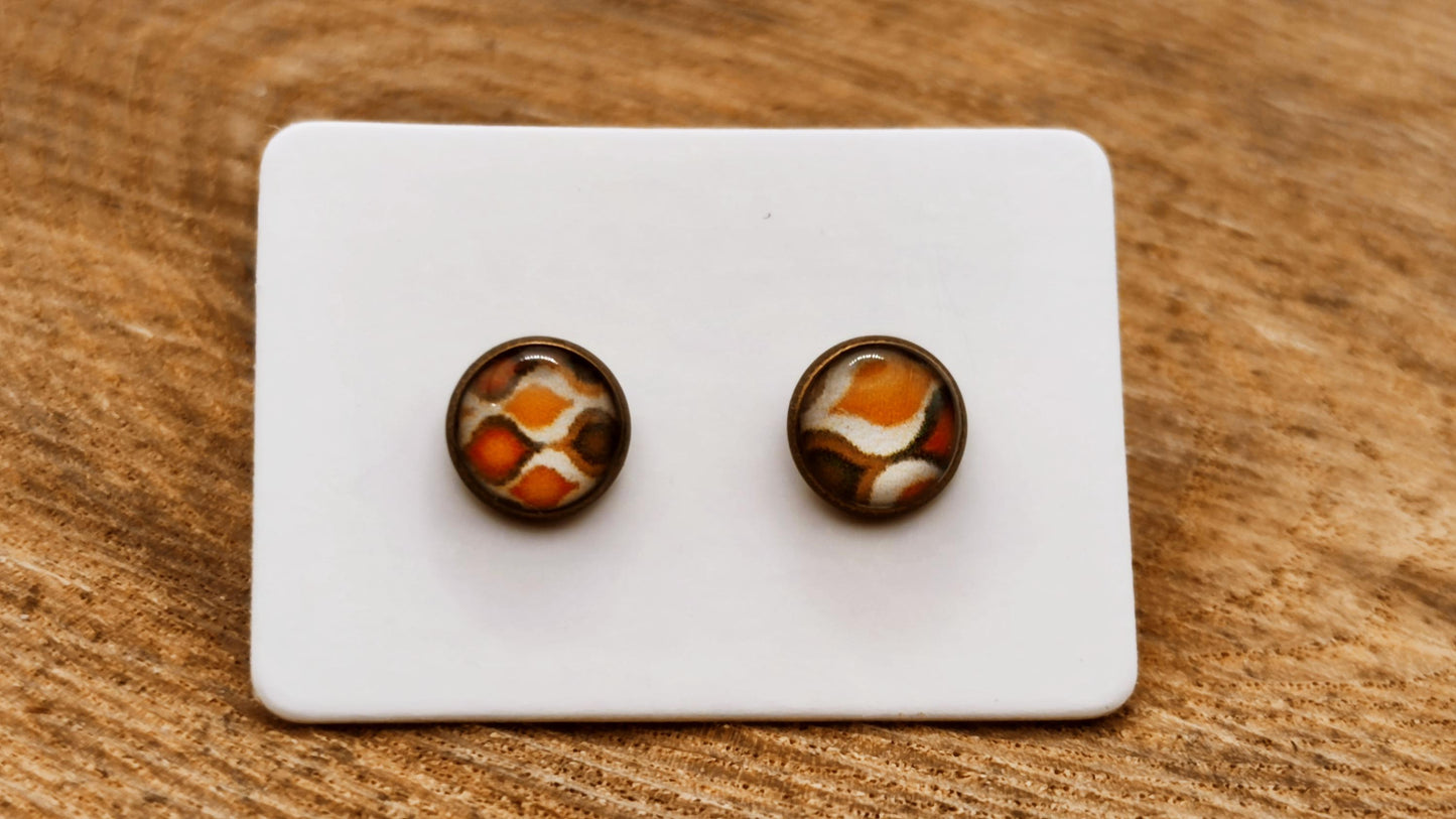 Clous d'oreille, laiton couleur bronze, cabochon de 6mm de diamètre en résine sur imprimé, motif asymétrique, fait main