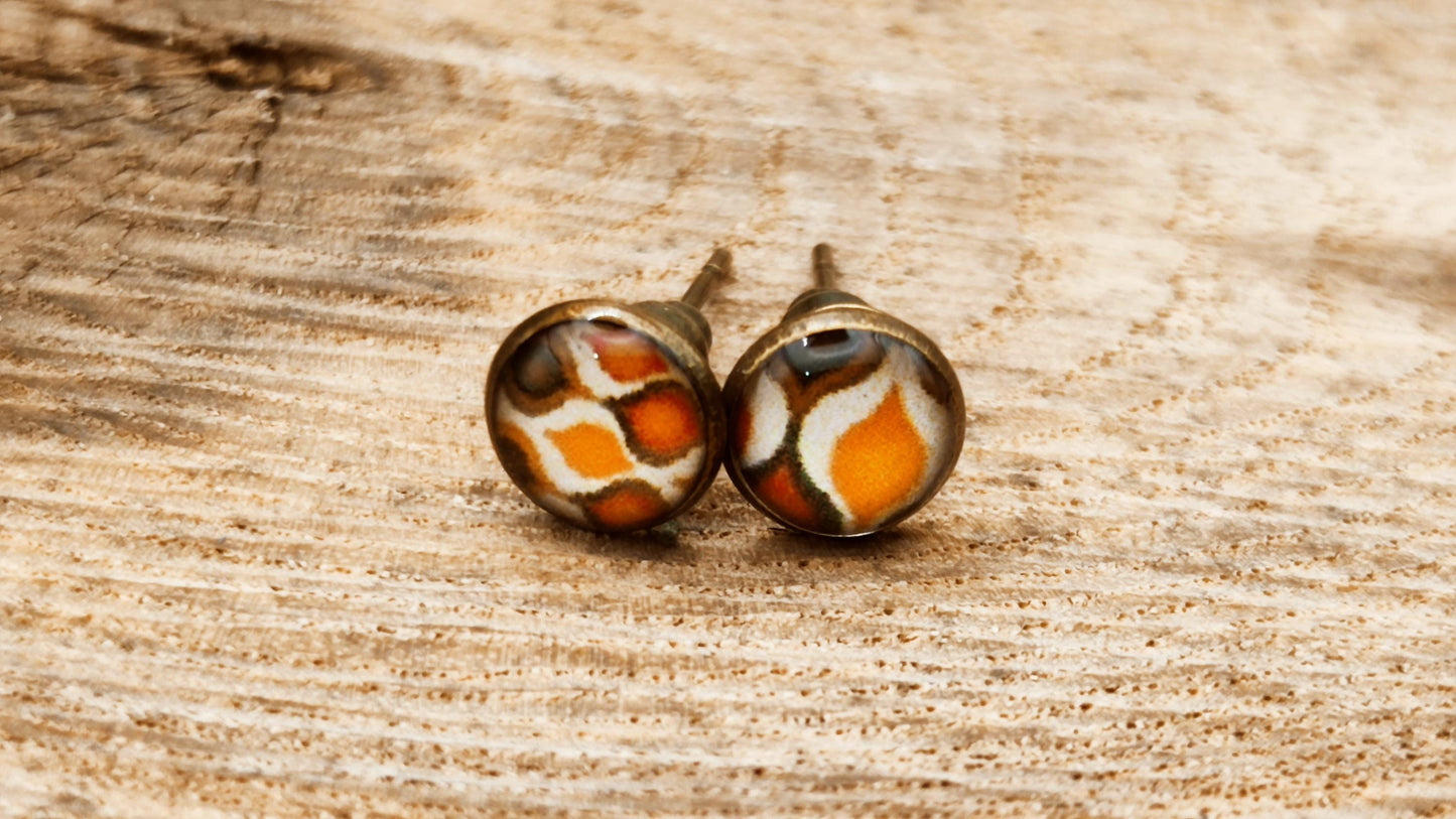 Clous d'oreille, laiton couleur bronze, cabochon de 6mm de diamètre en résine sur imprimé, motif asymétrique, fait main